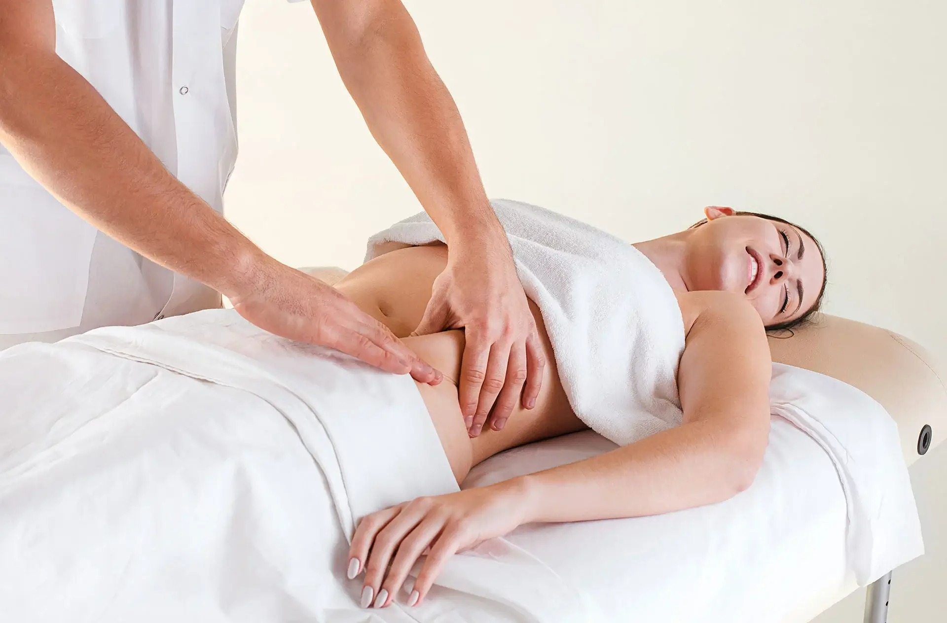 picture-beautiful-woman-massage